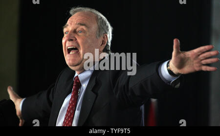 Actuel Premier ministre du Canada, Paul Martin, accueille son sympathisants du parti libéral le soir de l'élection dans sa circonscription d'Lasalle-Emard à Montréal le 23 janvier 2006. Le parti libéral a pris 103 sièges parlementaires qu'il a été défait par le parti conservateur avec 124 sièges pour former un nouveau gouvernement minoritaire. Martin a été réélu et devient le chef de l'Opposition officielle. (Photo d'UPI / Grace Chiu) Banque D'Images