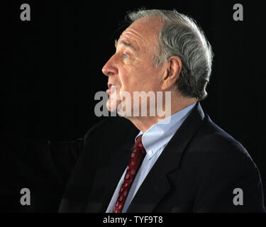 Actuel Premier ministre du Canada Paul Martin adresse ses sympathisants du parti libéral le soir de l'élection dans sa circonscription d'Lasalle-Emard à Montréal le 23 janvier 2006. Le parti libéral a pris 103 sièges parlementaires qu'il a été défait par le parti conservateur avec 124 sièges pour former un nouveau gouvernement minoritaire. Martin a été réélu et devient le chef de l'Opposition officielle. (Photo d'UPI / Grace Chiu) Banque D'Images