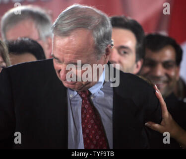 Actuel Premier ministre du Canada Paul Martin est consolé par ses partisans du parti libéral le soir de l'élection dans sa circonscription d'Lasalle-Emard à Montréal le 23 janvier 2006. Le parti libéral a pris 103 sièges parlementaires qu'il a été défait par le parti conservateur avec 124 sièges pour former un nouveau gouvernement minoritaire. Martin a été réélu et devient le chef de l'Opposition officielle. (Photo d'UPI / Grace Chiu) Banque D'Images