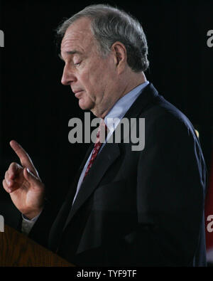 Actuel Premier ministre du Canada Paul Martin adresse ses sympathisants du parti libéral le soir de l'élection dans sa circonscription d'Lasalle-Emard à Montréal le 23 janvier 2006. Le parti libéral a pris 103 sièges parlementaires qu'il a été défait par le parti conservateur avec 124 sièges pour former un nouveau gouvernement minoritaire. Martin a été réélu et devient le chef de l'Opposition officielle. (Photo d'UPI / Grace Chiu) Banque D'Images