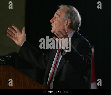 Actuel Premier ministre du Canada, Paul Martin, grâce ses partisans du parti libéral le soir de l'élection dans sa circonscription d'Lasalle-Emard à Montréal le 23 janvier 2006. Le parti libéral a pris 103 sièges parlementaires qu'il a été défait par le parti conservateur avec 124 sièges pour former un nouveau gouvernement minoritaire. Martin a été réélu et devient le chef de l'Opposition officielle. (Photo d'UPI / Grace Chiu) Banque D'Images