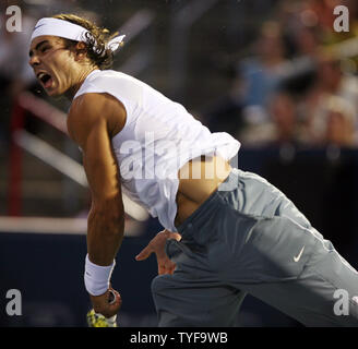 L'Espagne de Rafael Nadal à Novak Djokovic sert de la Serbie au cours de la première série de leur demi-finale contre l'Espagne de Rafael Nadal sur le Court Central à l'ATP Masters Series de la Coupe Rogers au Stade Uniprix à Montréal le 11 août 2007. Djokovic bouleversé la deuxième graine Nadal 7-5, 6-3 à l'avance pour les finales. (Photo d'UPI/Grace Chiu). Banque D'Images