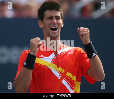 Novak Djokovic la Serbie de célèbre victoire à la fin de son dernier match face à Roger Federer de la Suisse à la Coupe Rogers ATP Masters Series au Stade Uniprix à Montréal le 12 août 2007. Djokovic bat au premier rang Federer 7-6(2), 2-6, 7-6(2) à la tête de la 4 série de tournois. (Photo d'UPI/Grace Chiu). Banque D'Images
