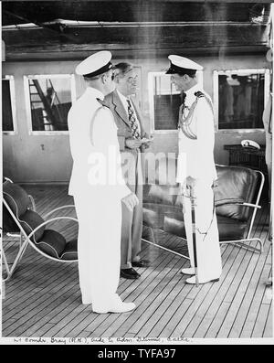 Photographie prise pendant les vacances de croisière Président Harry S. Truman pour les Bermudes. Lieutenant-commander Gray, aide à adm. Monsieur Irvine Glennie, de la Royal Navy, visites de yacht de Williamsburg. De G à D : homme non identifié, Secrétaire de presse Charles Ross, lieutenant-commander gris. Banque D'Images