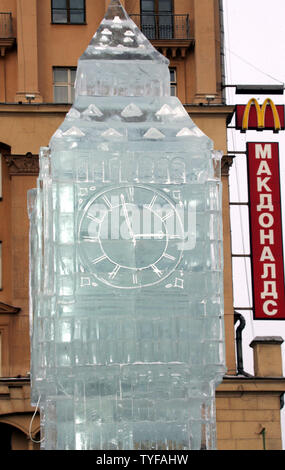 Un six mètres de haut de la sculpture sur glace de Londres Big Ben Clock Tower est situé dans la place Pouchkine, à Moscou, le 11 janvier 2006. La sculpture était une partie d'un projet conjoint avec le gouvernement de la ville de Moscou et le bureau du maire de Londres. (Photo d'UPI/Anatoli Zhdanov) Banque D'Images