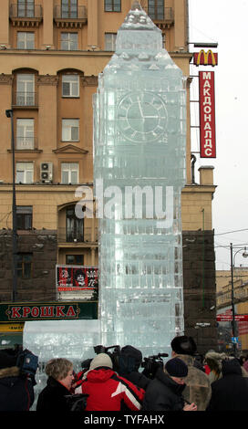 Un six mètres de haut de la sculpture sur glace de Londres Big Ben Clock Tower est situé dans la place Pouchkine, à Moscou, le 11 janvier 2006. La sculpture était une partie d'un projet conjoint avec le gouvernement de la ville de Moscou et le bureau du maire de Londres. (Photo d'UPI/Anatoli Zhdanov) Banque D'Images