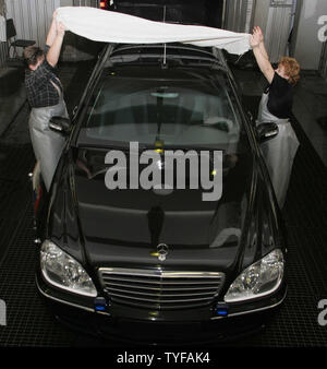 Les femmes sécher et polir le président russe Poutine's armored Mercedes S600 au garage non gouvernementales au Kremlin, à Moscou le 20 janvier 2006. Ce garage a été créé il y a 85 ans sur une base de la maison du cheval du Tsar de Russie. (Photo d'UPI/Anatoli Zhdanov) Banque D'Images