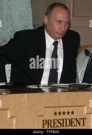 Le président russe Vladimir Poutine prend un siège au début du Sommet Mondial des Leaders religieux à Moscou le 3 juillet 2006. Le forum a réuni plus de 150 personnalités religieuses de plus de 40 pays. (Photo d'UPI/Anatoli Zhdanov) Banque D'Images