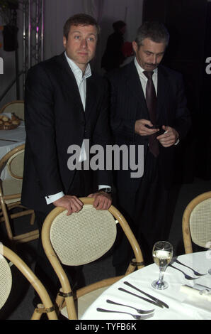 Les plus riches de la Russie l'oligarque Roman Abramovich (L) prend un siège pour un dîner après une cérémonie pour l'école de commerce "kolkovo" près de Moscou le 21 septembre 2006. Kolkovo «' est conçu pour être le plus prestigieux de la Russie pour la préparation de l'école MBA spécialistes. (Photo d'UPI/Anatoli Zhdanov) Banque D'Images