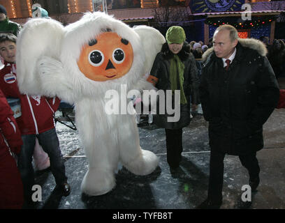 Le président russe Vladimir Poutine se rend à saluer les enfants patiner sur une patinoire à la place Rouge à Moscou le 26 décembre 2006. La patinoire a été récemment construit pour la Noël et le Nouvel An. (Photo d'UPI/Anatoli Zhdanov) Banque D'Images