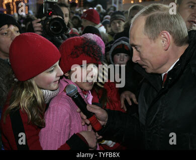 Le président russe Vladimir Poutine à l'écoute des vœux de Noël de patinage enfants sur la Place Rouge, Moscou, le 26 décembre 2006. Des centaines d'enfants à travers le pays se rassembleront à Moscou pour fêter Noël et Nouvel An. (Photo d'UPI/Anatoli Zhdanov) Banque D'Images