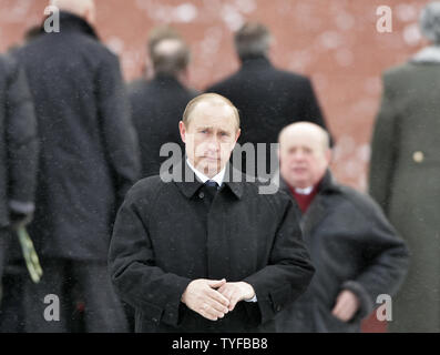 Le président russe Vladimir Poutine attend les membres de son cabinet qu'il assiste à une cérémonie de dépôt de gerbes pour marquer le défenseur de la patrie journée à la Tombe du Soldat inconnu à l'extérieur du Kremlin à Moscou le 23 février 2007. (Photo d'UPI/Anatoli Zhdanov) Banque D'Images