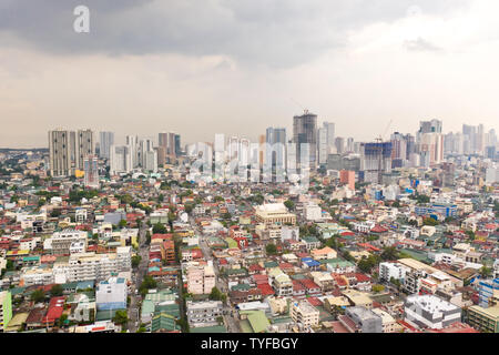 Les zones résidentielles et dans les rues de Manille, aux Philippines, en vue d'en haut. Toits de maisons et de routes. La capitale des Philippines. Banque D'Images