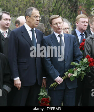 Le Ministre russe des affaires étrangères Sergei Lavrov (L) et premier vice-Premier ministre Sergueï Ivanov, ainsi que des dignitaires et membres de la famille de Boris Eltsine, assister aux funérailles du premier président russe au cimetière Novodievitchi à Moscou le 25 avril 2007. (Photo d'UPI/Anatoli Zhdanov) Banque D'Images