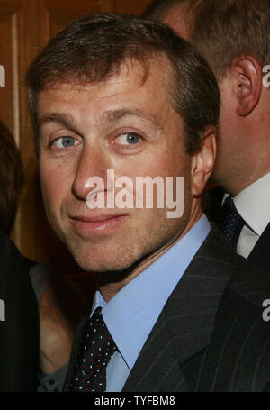 Les plus riches de la Russie l'oligarque Roman Abramovich assiste à l'assemblée annuelle du président Vladimir Poutine sur l'état de la nation au Conseil de la Fédération, la chambre haute du parlement, dans le Kremlin à Moscou, le 26 avril 2007. (Photo d'UPI/Anatoli Zhdanov) Banque D'Images