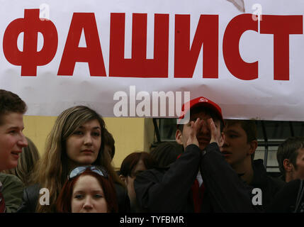 Les membres du mouvement de jeunesse "Nashi" crier sous bannière qui indique '' Nazi lors d'une manifestation devant l'ambassade d'Estonie à Moscou le 27 avril 2007. Les autorités estoniennes ont retiré un mémorial de guerre soviétique du centre de Tallinn la nuit dernière, la réalisation d'un plan qui a provoqué des protestations et la Russie rankled qui ont fait un mort et des dizaines de blessés. (Photo d'UPI/Anatoli Zhdanov) Banque D'Images