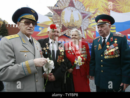 Les anciens combattants de la DEUXIÈME GUERRE MONDIALE assister à une revue de la victoire sur la Place Rouge à Moscou le 9 mai 2007. La Russie célèbre le 62e anniversaire de la Deuxième Guerre mondiale, la victoire sur l'Allemagne nazie. (Photo d'UPI/Anatoli Zhdanov) Banque D'Images