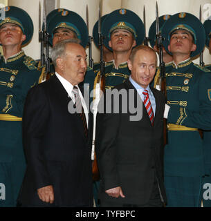 Le président russe Vladimir Poutine (R) et son homologue kazakh Noursoultan Nazarbaïev revoir les troupes avant leur réunion à Astana, capitale du Kazakhstan le 10 mai 2007. Tours de Poutine en Asie centrale dans l'espoir d'obtenir un pipeline qui porterait un dur coup aux intérêts de l'énergie de l'Ouest dans la région de l'ex-Union soviétique. (Photo d'UPI/Anatoli Zhdanov) Banque D'Images