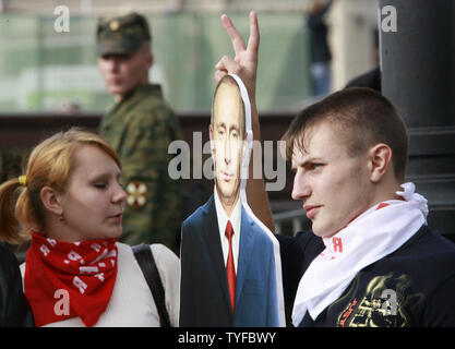 Les membres des organisations de jeunes pro-Kremlin manifestation à proximité d'une découpe carton du président russe Vladimir Poutine près du Kremlin à Moscou le 3 octobre 2007. Des centaines de jeunes militants se sont rassemblés dans le centre-ville de Moscou de soutenir le "plan" de Poutine de démarrer le programme de pré-électoral des groupes de jeunes pro-Kremlin. La Russie élira un nouveau parlement en décembre et de choisir un successeur au Président Poutine en mars 2008. (Photo d'UPI/Anatoli Zhdanov). Banque D'Images