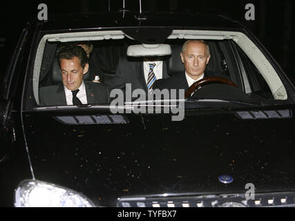 Le président russe Vladimir Poutine (R) avec le président français Nicolas Sarkozy après une réunion à la résidence présidentielle Novo-Ogaryovo en dehors de Moscou fin octobre 9, 2007. Sarkozy est en visite en Russie pour la première fois en tant que président de la France pour discuter des relations entre les deux pays. (Photo d'UPI/Anatoli Zhdanov) Banque D'Images