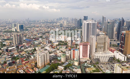 Ville moderne. La ville de Manille, capitale des Philippines. Métropole moderne le matin, vue du dessus. Les bâtiments modernes dans le centre-ville.