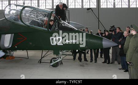 Le président russe Vladimir Poutine (R) se présente comme premier vice-premier ministre et candidat présidentiel haut Dmitri Medvedev inspecte le Yak-130 à la flight test center à Zhukovsky, 30 kilomètres (19 milles) au sud-est de Moscou, le 20 février 2008. Poutine a annoncé qu'un centre national de l'aviation sera créé dans Joukovski pour une meilleure gestion, à la conception et à l'éducation de la Fédération de l'industrie de l'espace aérien. (Photo d'UPI/Anatoli Zhdanov) Banque D'Images