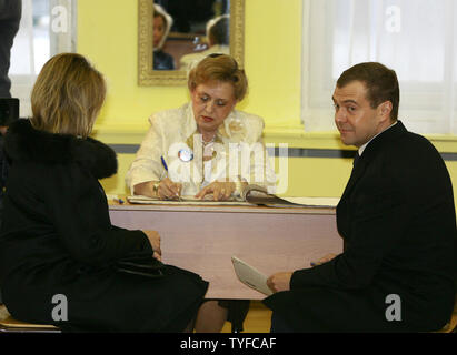 Le premier vice-premier ministre et candidat à l'élection présidentielle, Dmitri Medvedev et son épouse Svetlana obtenir leurs bulletins de vote dans un bureau de vote de Moscou le 2 mars 2008. (Photo d'UPI/Anatoli Zhdanov) Banque D'Images