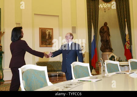 Le président russe Vladimir Poutine (R) rencontre avec le secrétaire d'État Condoleezza Rice dans le Kremlin à Moscou le 17 mars 2008. La Russie a frappé une note optimiste lundi sur l'apaisement des tensions avec les États-Unis que le président Poutine a examiné une lettre du Président américain George W. Bush avec des fonctionnaires américains de haut dans le Kremlin. (Photo d'UPI/Anatoli Zhdanov) Banque D'Images