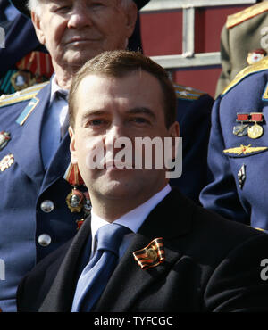 Le président russe Dmitri Medvedev assiste à la fête de la Victoire sur la Place Rouge pendant le défilé militaire à Moscou le 9 mai 2008. Sur la Place Rouge, l'aviation a crié et lanceurs de missiles gronda cours des rangs de soldats vendredi, lorsque la Russie a célébré la victoire sur l'Allemagne nazie avec un spectacle de la puissance militaire n'avait pas vu depuis l'effondrement de l'Union soviétique. (Photo d'UPI/Anatoli Zhdanov) Banque D'Images