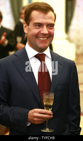 Le président russe Dmitri Medvedev rencontre avec l'équipe de soccer Zenit au Kremlin à Moscou le 16 mai 2008. Zenit remporte la Coupe UEFA finale le mercredi 14 mai. (Photo d'UPI/Anatoli Zhdanov) Banque D'Images