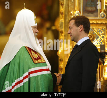 Le président russe Dmitri Medvedev serre la main de l'Église orthodoxe le Patriarche Alexis II au cours d'une cérémonie marquant le 1,020ème anniversaire de l'adoption du christianisme orthodoxe à la cathédrale du Christ-Sauveur à Moscou le 29 juin 2008.(Photo UPI/Sergey Inavon) Banque D'Images