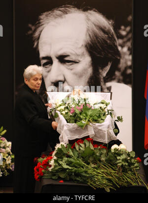 La veuve de l'écrivain et ancien dissident soviétique Alexandre Soljenitsyne, Natalia, paye son hommage à le cercueil de son défunt mari dans l'Académie des sciences de Moscou le 5 août 2008. Des centaines de personnes ont fait la queue mardi pour rendre hommage à Soljenitsyne comme l'auteur, dissident et patriote. (Photo d'UPI/Anatoli Zhdanov) Banque D'Images