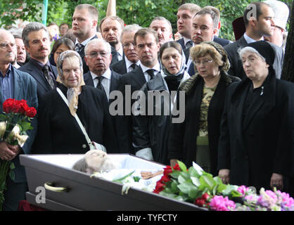 Le président russe Dmitri Medvedev (C) et des proches de l'ancien dissident soviétique Alexandre Soljenitsyne, sa veuve Natalia (R) assister à une cérémonie funèbre dans le monastère Donskoi à Moscou le 6 août 2008. Soljenitsyne, qui a exposé les horreurs de l'esclavage soviétique dans des camps de travail, a été enterré mercredi dans une cérémonie orthodoxe russe qui inclus des gardes et le renforcement d'un choeur dirges religieux. (Photo d'UPI/Anatoli Zhdanov) Banque D'Images