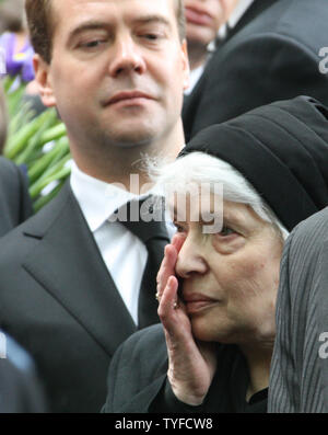 Le président russe Dimitri Medvedev et Natalia, la veuve de l'ancien dissident soviétique Alexandre Soljenitsyne, stand au cours d'une cérémonie funéraire dans le monastère Donskoi à Moscou le 6 août 2008. Soljenitsyne, qui a exposé les horreurs de l'esclavage soviétique dans des camps de travail, a été enterré mercredi dans une cérémonie orthodoxe russe qui inclus des gardes et le renforcement d'un choeur dirges religieux. (Photo d'UPI/Anatoli Zhdanov) Banque D'Images