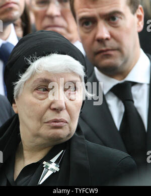 Le président russe Dimitri Medvedev et Natalia, la veuve de l'ancien dissident soviétique Alexandre Soljenitsyne, stand au cours d'une cérémonie funéraire dans le monastère Donskoi à Moscou le 6 août 2008. Soljenitsyne, qui a exposé les horreurs de l'esclavage soviétique dans des camps de travail, a été enterré mercredi dans une cérémonie orthodoxe russe qui inclus des gardes et le renforcement d'un choeur dirges religieux. (Photo d'UPI/Anatoli Zhdanov) Banque D'Images