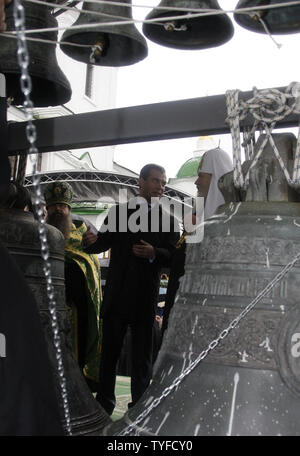 Le président russe Dmitri Medvedev parle de Patriarche Orthodoxe Russe Alexiy II avant une cérémonie de bénédiction pour 18 cloches au monastère Danilovsky à Moscou le 12 septembre 2008. Dix-huit cloches d'origine ont été retournés par l'Université de Harvard aux États-Unis en échange de leurs copies. L'original des cloches ont été vendus à l'étranger par le gouvernement soviétique au cours de Josef de Staline. (Photo d'UPI/Anatoli Zhdanov) Banque D'Images