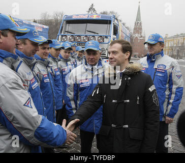 Le président russe Dmitri Medvedev accueille le Rallye Dakar KAMAZ équipe sur place de la cathédrale par le Kremlin à Moscou le 28 janvier 2009. L'équipe russe KAMAZ-Master a gagné le rallye Dakar-2009. (Photo d'UPI/Anatoli Zhdanov) Banque D'Images