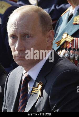 Le Premier ministre russe Vladimir Poutine assiste à la fête de la Victoire sur la Place Rouge pendant le défilé militaire à Moscou le 9 mai 2009. Aujourd'hui, la Russie célèbre le 64e anniversaire de la Deuxième Guerre mondiale, la victoire sur l'Allemagne nazie. (Photo d'UPI/Anatoli Zhdanov) Banque D'Images