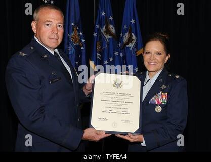 Le Colonel Robert Stanton, 302e groupe d'opérations, le Lieutenant-colonel commandant présente Laurel McDaniel, 34e Escadron d'évacuation aéromédicale, commandant un certificat de retraite le 5 novembre 2016, ici. McDaniel servi 35 ans et neuf mois dans la réserve de l'US Air Force. "Il est important d'accepter le changement parce que le changement forme le caractère ; notre caractère provient de nos valeurs fondamentales de la Force aérienne," dit McDaniel. Sa réserve de l'US Air Force a été un "incroyable voyage." à la retraite, McDaniel prévoit de passer plus de temps avec sa famille, le ski, l'appui des Denver Broncos, et la défense d'Air Force Reserve mem Banque D'Images