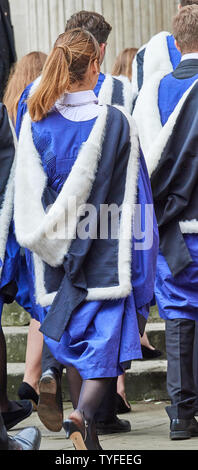 Les étudiants du collège Graduand Trinty (université de Cambridge, Angleterre), vêtus de leurs robes académiques, fichier dans Sénat Chambre pour leur degré cérémonie de remise des diplômes le 26 juin 2019. Banque D'Images