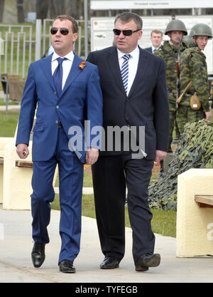 Le président russe Dmitri Medvedev (G) et le ministre de la Défense, Anatoly Serdyukov visiter la brigade de Taman en dehors de Moscou le 5 mai 2010. (Photo d'UPI/Alex Volgin) Banque D'Images
