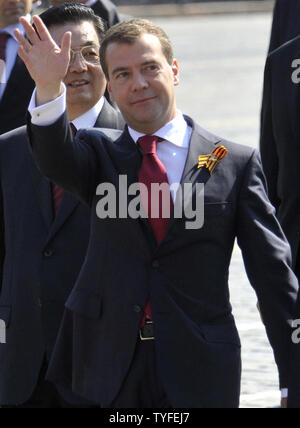 Le président russe Dmitri Medvedev à côté de vagues le président chinois Hu Jintao lors de la fête de la Victoire défilé militaire marquant le 65e anniversaire de la victoire sur l'Allemagne nazie, sur la Place Rouge à Moscou le 9 mai 2010. UPI Banque D'Images