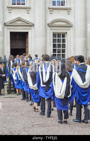 Graduand les étudiants de Trinity College (Université de Cambridge, Angleterre), vêtus de leurs robes académiques, fichier dans Sénat Chambre pour leur cérémonie de remise des diplômes le 26 juin 2019. Banque D'Images