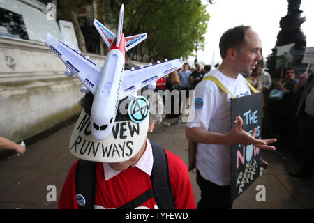 Un activiste climatique porte un chapeau en disant 'non', les nouvelles pistes qu'un groupe d'entre eux à pied le long de la rive sud en route pour rejoindre le hall du Parlement sur la lutte contre le changement climatique et la protection de l'environnement en place du Parlement, Westminster, Londres. Banque D'Images