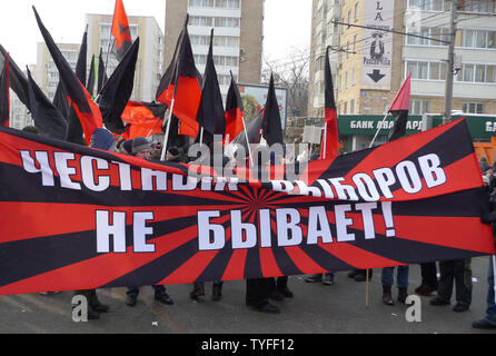 Des milliers de personnes se rassemblent au cours d'un rassemblement de l'opposition à l'élection présidentielle qui vient juste de la demande et de protestation contre le Premier Ministre Vladimir Poutine à Moscou le 4 février 2012. Malgré les températures froides pro-gouvernement et manifestants anti-gouvernementaux sont venus protester et soutenir le gouvernement actuel. UPI Banque D'Images