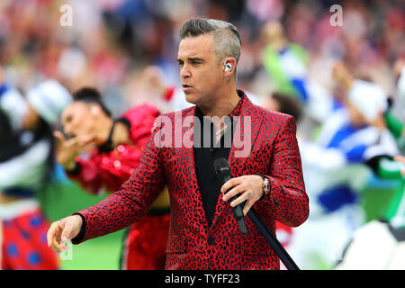 Robbie Williams effectue lors de la cérémonie d'avant de la Coupe du Monde FIFA 2018 une correspondance au groupe du stade Luzhniki de Moscou, Russie le 14 juin 2018. Chris Brunskill/UPI Banque D'Images