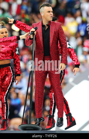 Robbie Williams effectue lors de la cérémonie d'avant de la Coupe du Monde FIFA 2018 une correspondance au groupe du stade Luzhniki de Moscou, Russie le 14 juin 2018. Chris Brunskill/UPI Banque D'Images