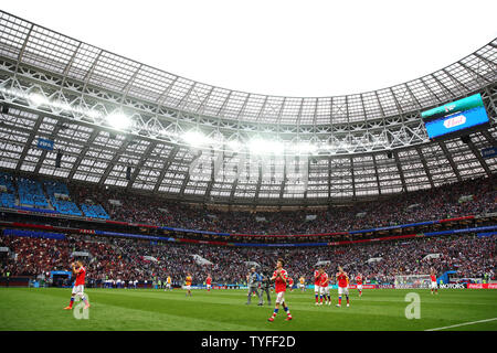 La Russie applaudir leurs partisans à la suite de la Coupe du Monde FIFA 2018 une correspondance au groupe du stade Luzhniki de Moscou, Russie le 14 juin 2018. Chris Brunskill/UPI Banque D'Images