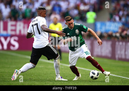 Hector Herrera (R) du Mexique est contestée par Jérôme Boateng d'Allemagne pendant la Coupe du Monde 2018 Groupe F match au stade Luzhniki de Moscou, Russie le 17 juin 2018. Photo de Chris Brunskill/UPI Banque D'Images