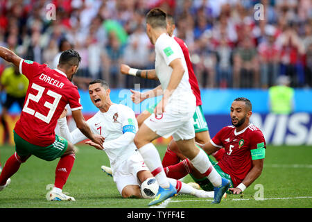 Cristiano Ronaldo (R) du Portugal est souillée par Mehdi Benatia du Maroc pendant la Coupe du Monde 2018 Groupe B match à du stade Luzhniki de Moscou, Russie le 20 juin 2018. Photo de Chris Brunskill/UPI Banque D'Images